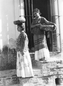 Ženy v Tehuantepecu, Mexiko, 1929 od Tina Modotti